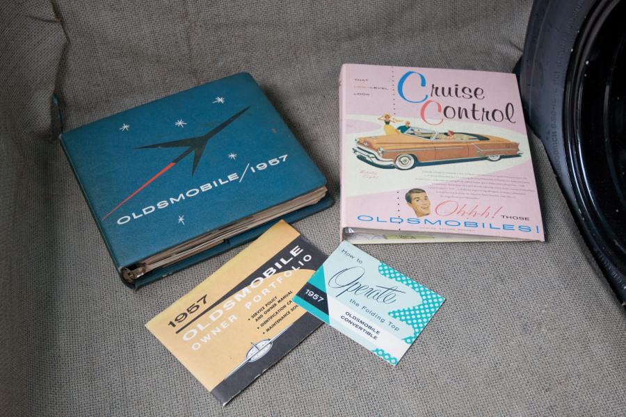  Oldsmobile Golden Rocket 88 J-2 Convertible 1957 года  (фото 3 из 21)